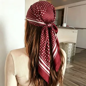 Gedetailleerd overzicht van wijnrode polka dot satijnen vierkante sjaal en haaraccessoire.