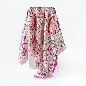 Élégant carré de soie en satin 90cm avec imprimé cachemire classique et bord rose.