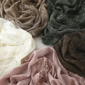 Vista dettagliata di sciarpe lunghe da donna in misto cotone poliestere e pizzo leggero vari colori.