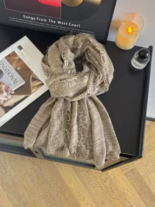 Elegante sciarpa in pizzo beige, morbido misto cotone poliestere, delicato motivo floreale chic.