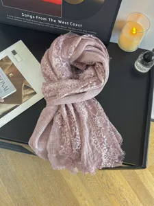 Sciarpa rosa da donna in pizzo con frange, scialle leggero ed elegante a tinta unita per ogni stile.