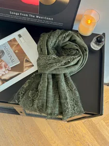 Sciarpa lunga verde oliva con bordo in pizzo e scialle leggero da donna, dettaglio elegante
