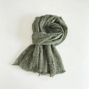 Sciarpa in pizzo di poliestere e cotone verde, elegante scialle sottile con dettagli floreali.