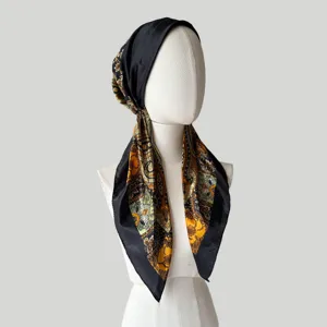 Detailaufnahme des Damen Satin Paisley Print Kopftuchs mit elegantem vintage Blumenmuster.