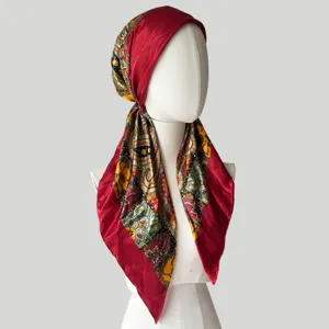 Detailansicht des Damen-Seidensatin-Kopftuchs mit farbenfrohem Paisley-Blumenprint.
