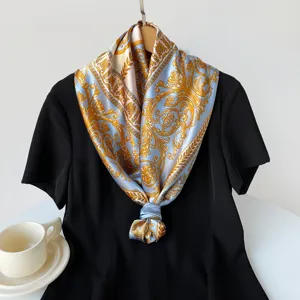 Luxe satin vierkante zijden sjaal met vintage barok gouden print, elegante modeaccessoire.