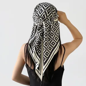 Retro schwarz weiß geometrisch bedrucktes Seiden Dreieckstuch, elegante Damenkopftuch.