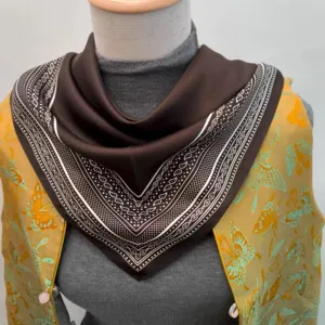 Retro Paisley Muster Dreiecktuch fuer Damen, elegante braune Halstuecher im Vintage Look.