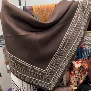 Retro braune Seidenschal mit geometrischem Rand, elegantes Dreiecktuch für Damen.