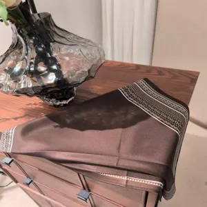 Braunes Seidentuch mit klassischem Paisley-Muster, elegantes Retro-Damen-Halstuch.