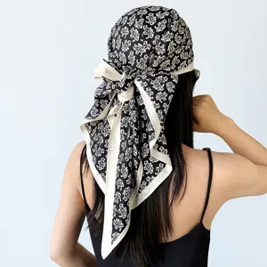 Schwarzes und weißes Paisley Kopftuch vintage dreieckiges Seidentuch Haartuch Damen chic.