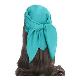 Foulard quadrato in raso tinta unita da donna, elegante fascia da 70 cm e copricapo chic.