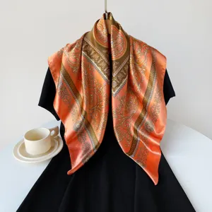 Retro barok geprinte satijnen vierkante sjaal, elegante 90 cm zijde-achtige hoofddoek.