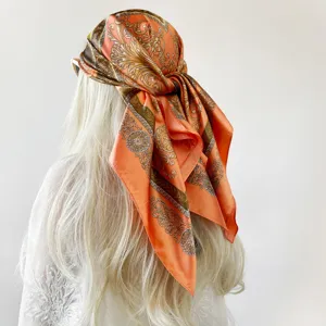 Luxe satijn zijde vierkante hoofddoek met vintage barok print voor dames mode styling.