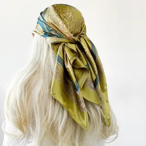 Gedetailleerd overzicht van de prachtige luxe satijnen sjaal met een barokke print.