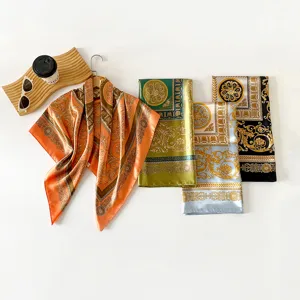 Gedetailleerd overzicht van luxe dames sateen vierkante sjaal met vintage barokprint.