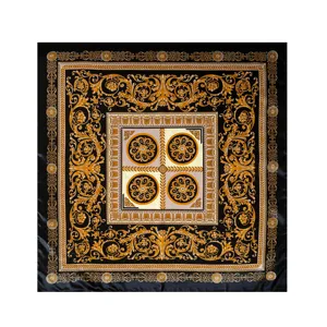 Luxe barok bedrukte satijnen vierkante sjaal, zwarte gouden grote zijden hoofdsjaal.