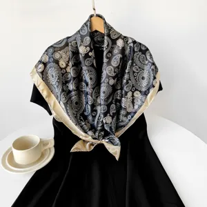 Foulard carré en soie avec motif cachemire élégant pour femme noir et or 90x90cm deluxe.