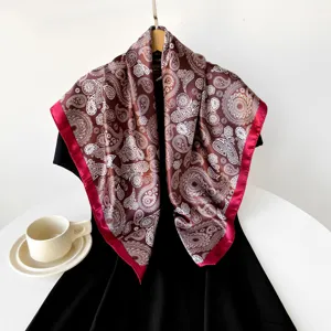 Vue détaillée du beau foulard carré en soie avec un élégant imprimé cachemire rétro.