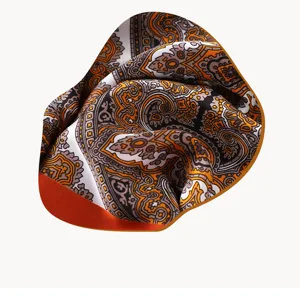 Vista detallada del pañuelo de seda con estampado paisley vintage y naranja.