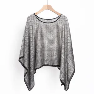 Detail des Satin-Poncho-Schals im Ethno-Stil mit schwarz-weißem geometrischem Muster