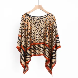 Detaillierte Ansicht eines luxuriösen quadratischen Satin-Poncho-Schals mit Mustern