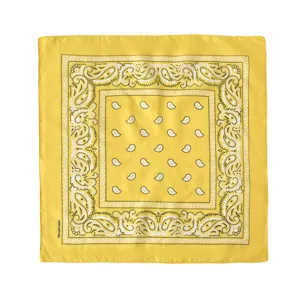 Detailansicht des gelben Baumwoll-Paisley-Bandanas mit klarem traditionellem Muster.