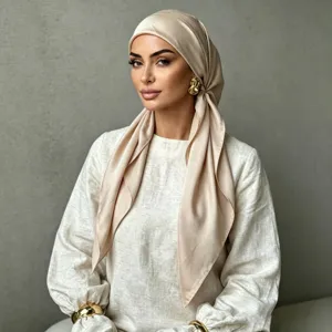 Elegantes Satinkopftuch getragen von Model, glatte Textur, schickes Styling-Detail für Damen.