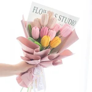 Bouquet di tulipani all'uncinetto fatto a mano fiori di maglia artificiali decorazione casa.