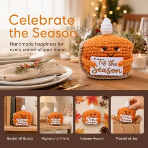 Handgefertigte Häkel-Kuchenpuppe im Herbst-Szenendetail, gemütliche Deko und Geschenkidee.