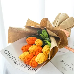 Bouquet di tulipani all'uncinetto fatto a mano, squisita decorazione floreale casa.