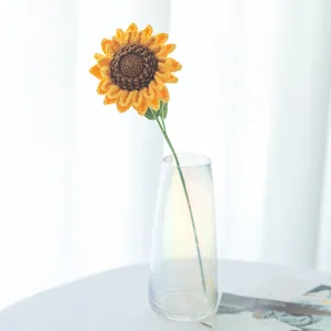 Handgemaakte gehaakte zonnebloem stengel detail, prachtige garen bloem voor huisdecoratie.