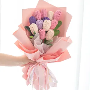 Dettaglio mazzo di tulipani all'uncinetto fatto a mano, fiori in lana per decorazione.