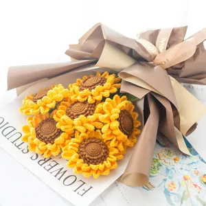 Handgemaakte gehaakte zonnebloemboeket detail, schattige garen bloem ambacht voor huisdecoratie cadeau.