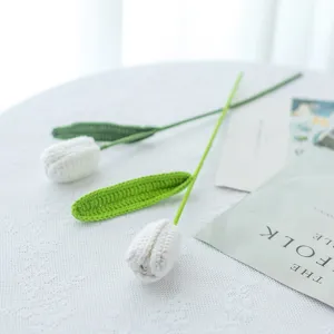 Dettaglio di tulipani lavorati all'uncinetto a mano, graziosa decorazione floreale in lana per casa.