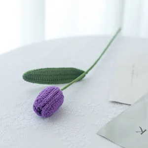 Dettaglio del fiore di tulipano viola all'uncinetto, carina decorazione.