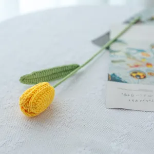 Dettaglio di fiore di tulipano lavorato all'uncinetto, decorazione floreale in lana.