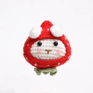 Vue détaillée du pendentif en peluche lapin fraise au crochet, charm tricoté.