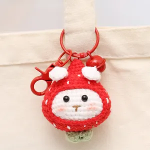 Porte-clés en peluche lapin fraise au crochet fait main mignon poupée tricotée accessoire