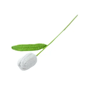 Bellissimo fiore artificiale di tulipano bianco all'uncinetto fatto a mano per decoro