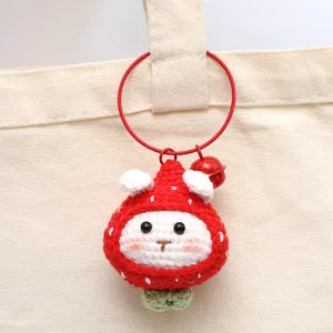 Porte-clés en Peluche de Fil de Lapin Fraise au Crochet Fait Main Charmant Pendentif de Sac de Poupée Tricotée Mignonne pour Cadeau de Femme