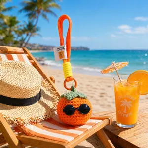 Porte-clés orange au crochet fait main avec lunettes de soleil et charmant pendentif de sac.