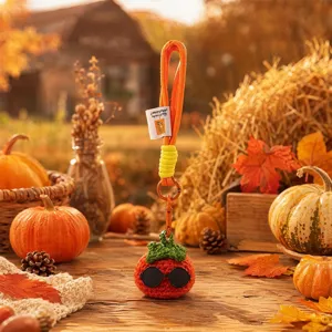 Porte-clés citrouille au crochet fait main avec lunettes de soleil, charm de sac automne tricoté.
