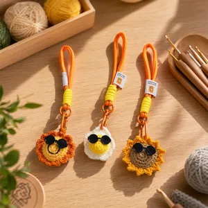 Porte-clés mignon au crochet fait main tournesol œuf avec lunettes de soleil sac chic.