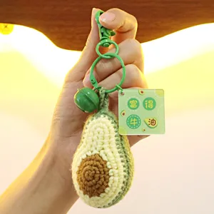 Détail d'un porte-clés avocat crocheté à la main, montrant sa texture en laine et son pendentif.