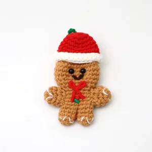 Handgemachte Häkel-Lebkuchenmann Weihnachts-Anhänger Detailansicht, süße Feiertagspuppe.
