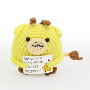 Handgehäkelte Giraffen Plüschtier Detail, süße gelbe Tierpuppe mit hübschem Schild.