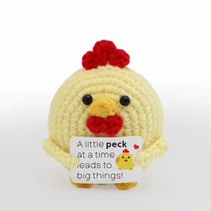 Handgemachte gehäkelte süße Hühnchen-Puppe mit einer motivierenden Karte als tolles Geschenk.