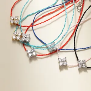 Zartes S925 Silber Kristall vierblättriges Kleeblatt bunte Schnur Armband Detail.