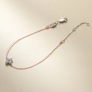 Filigranes S925 Silber vierblättriges Kleeblatt Armband mit rosa Kordel, elegantes Detail.